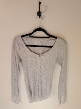Ribbed Scoop-Neck Long Sleeve Top — Light Gray